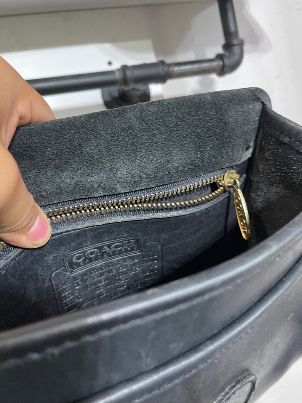 Vintage Coach Leather Turn Lock Crossbody/Shoulder/Purse Bag - 90s Brass Hardwar - Picture 7 of 11